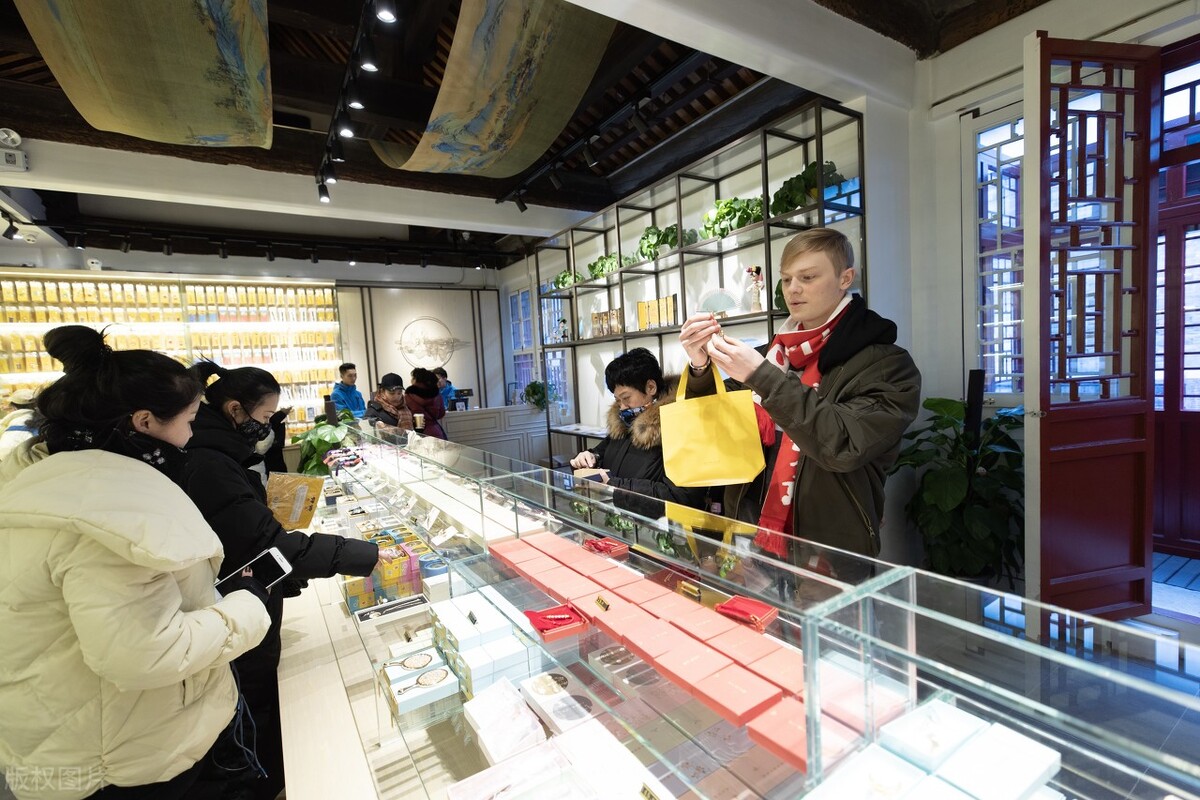 30岁女模特试管生下混血三胞胎,30岁模特妈妈生三个混血宝宝