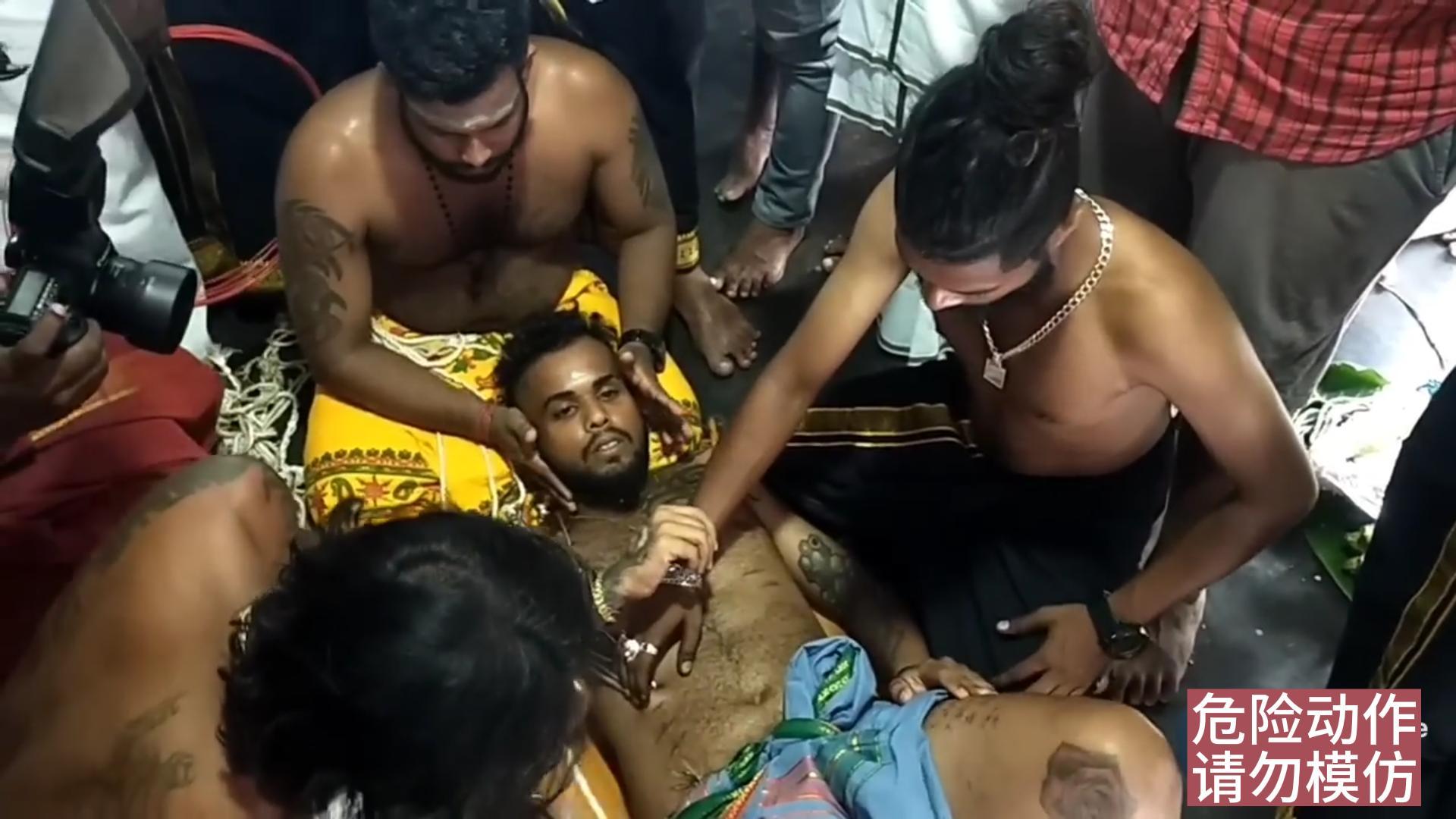 印度奇葩，用钩子穿过男子皮肉不流血，躺在刀上吊起来用绳子抽打