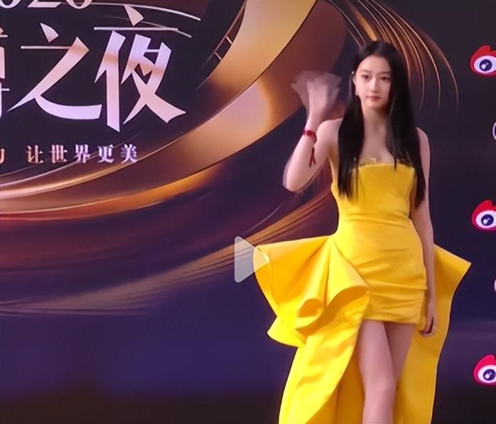 吴宣仪关晓彤玫红色礼服,关晓彤吴宣仪穿衣