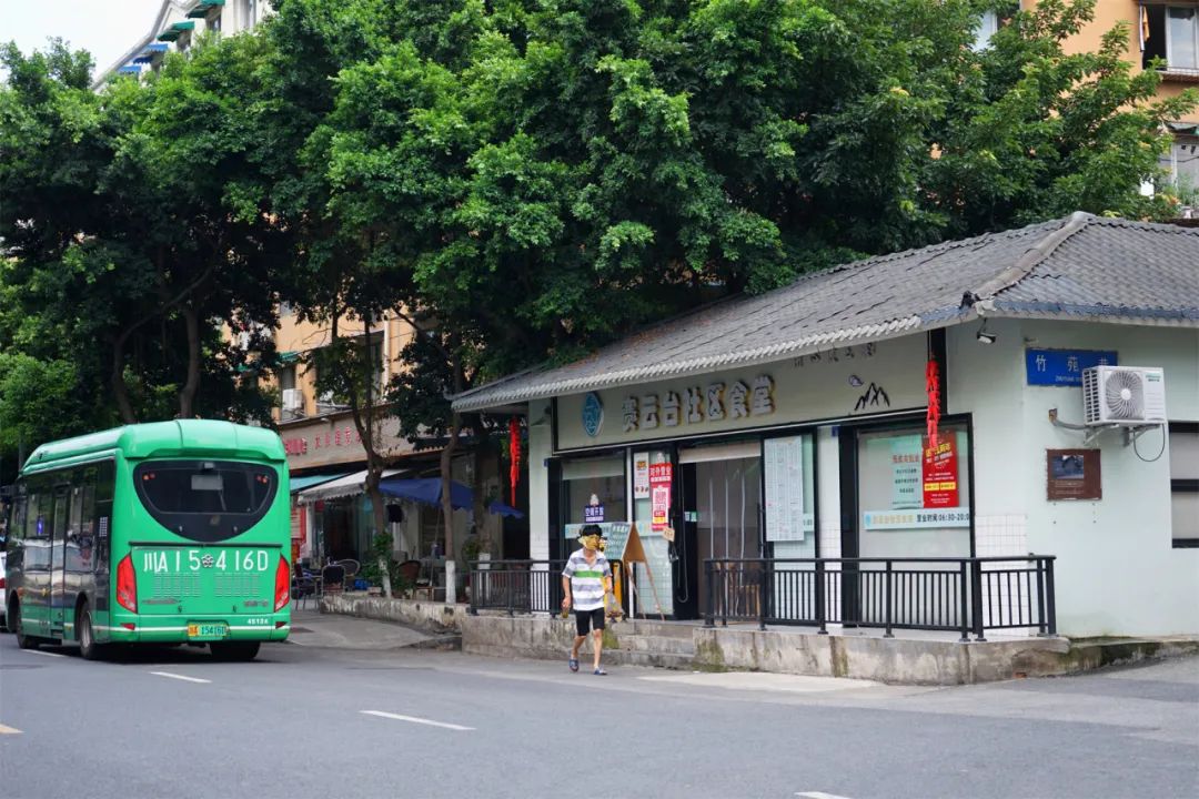 穿越五块石的百米窄巷，打开铁半城的光