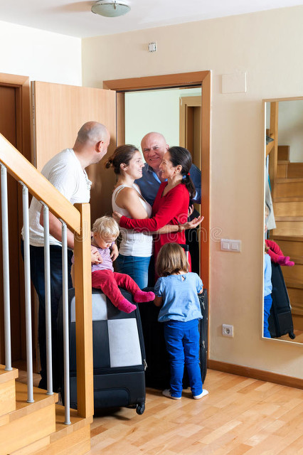 亲戚送了山寨品礼物,老婆很生气,亲戚间的算计!