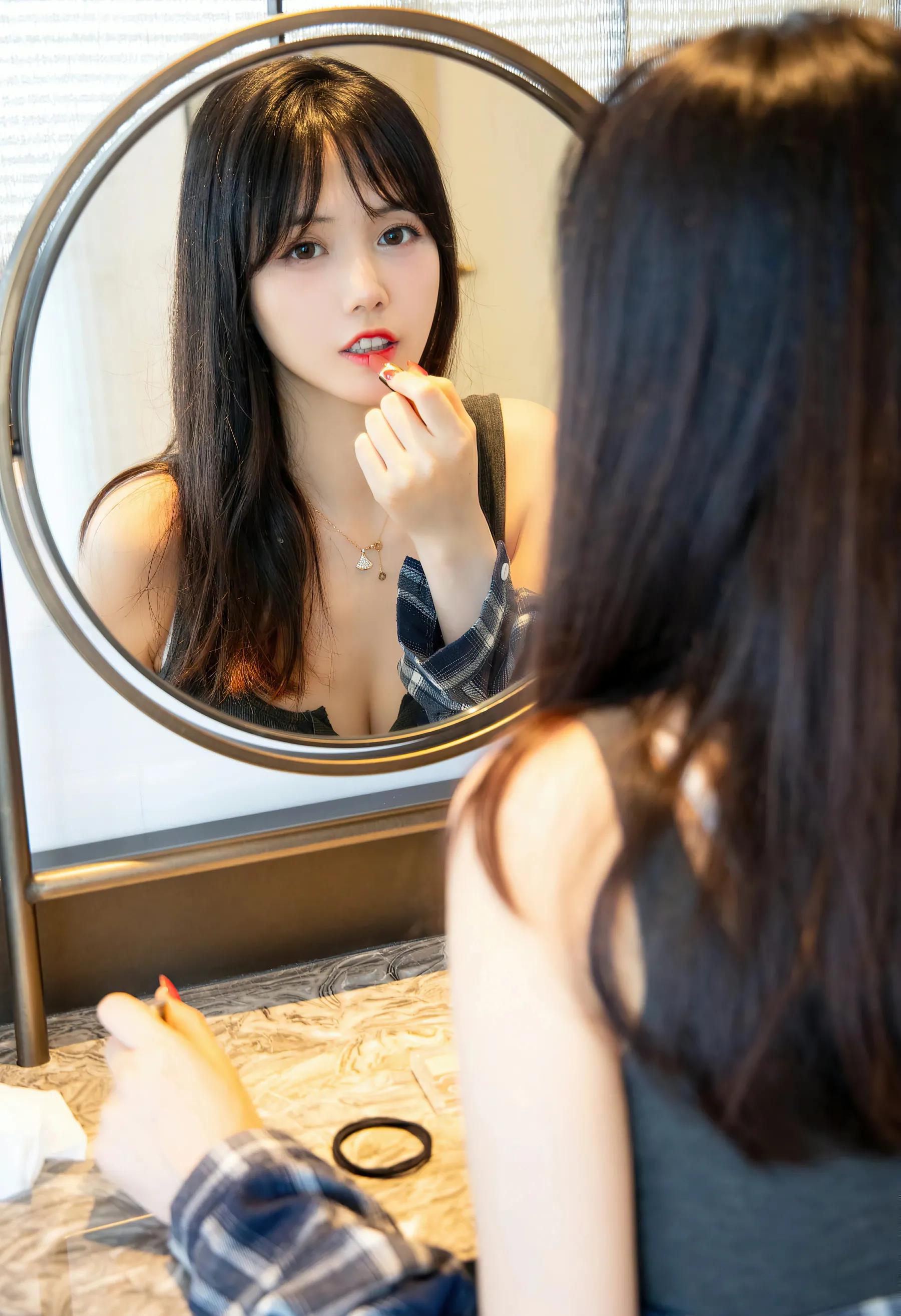 一边是学姐一边是学妹该选哪个呀,学姐还是学妹更适合做女朋友