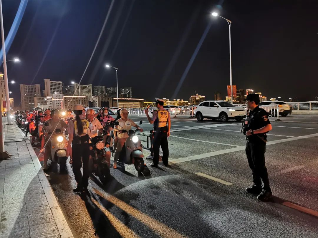 公安开展夏季夜间巡逻防控工作,巡特警大队加强夏季夜间巡逻防控
