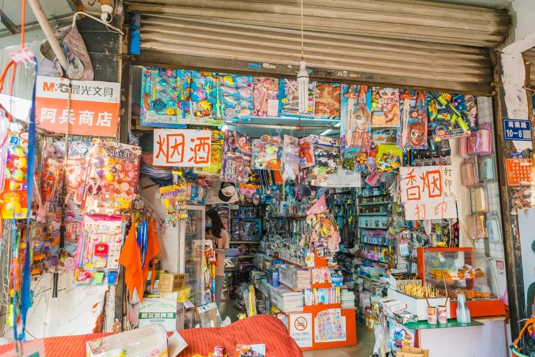 校门口的小店从来没有让人失望,校门口小店生意火爆