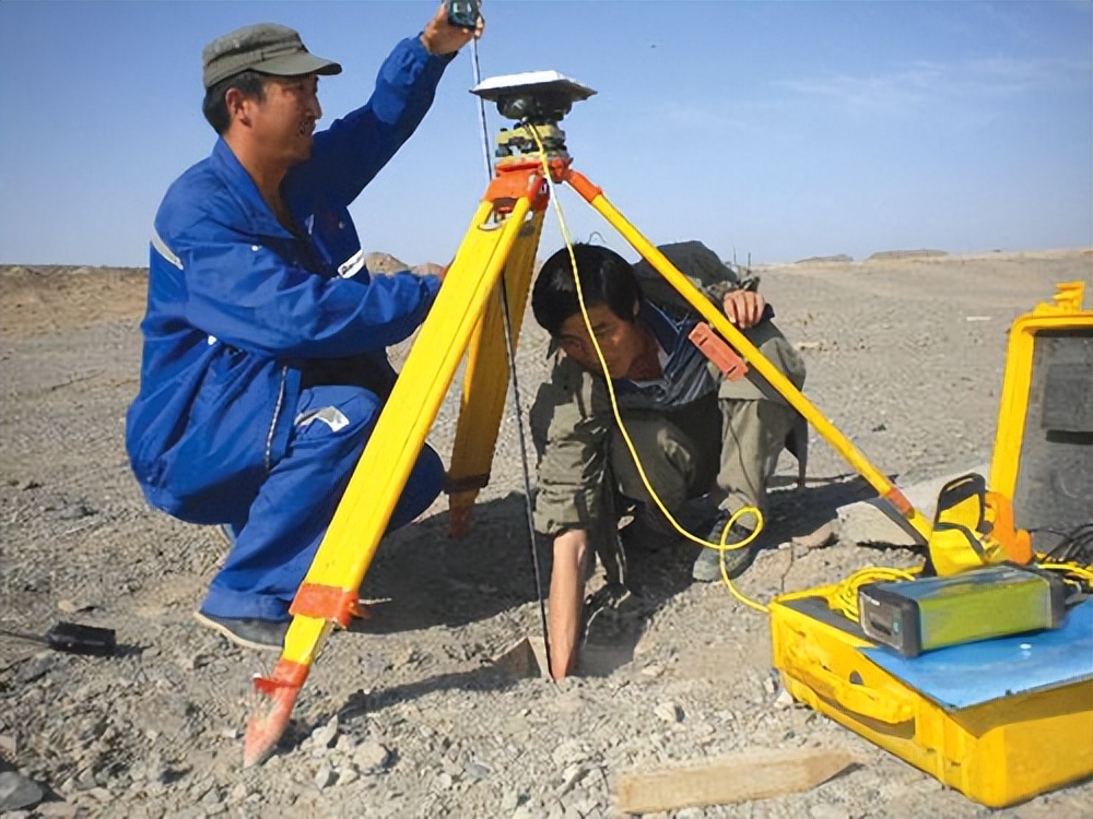 山东发现宝石村：漫山遍野不起眼的碎石头，实际是价值连城蓝宝石