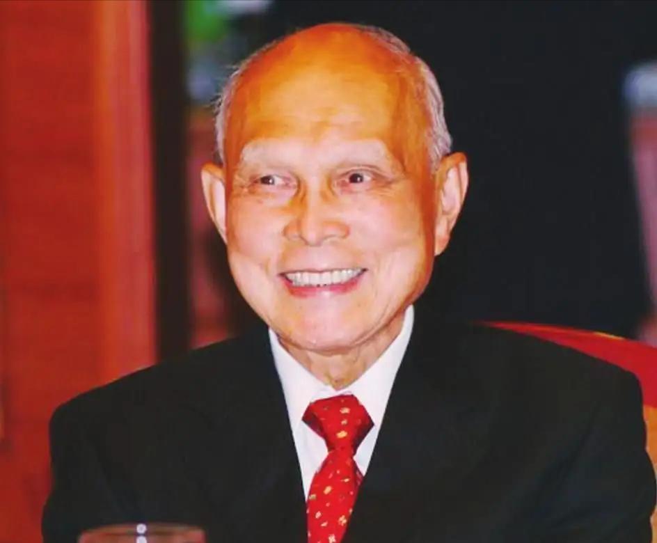 霍英东有10个儿子，为何将三分之二的遗产，给了大房的3个儿子？