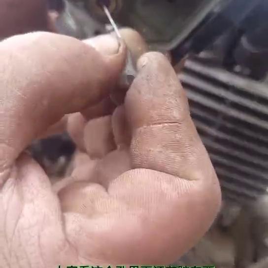 125摩托车化油器放油处一直漏油,摩托车停车化油器漏油是什么原因