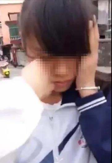 扒衣踩胸捅*体下**，为人父母，听到这样的校园欺凌你能不愤怒？