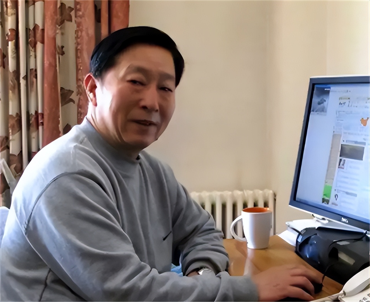 2001年贺鹏飞因突发心脏病去世，母亲盯着遗体发呆，重复说一句话