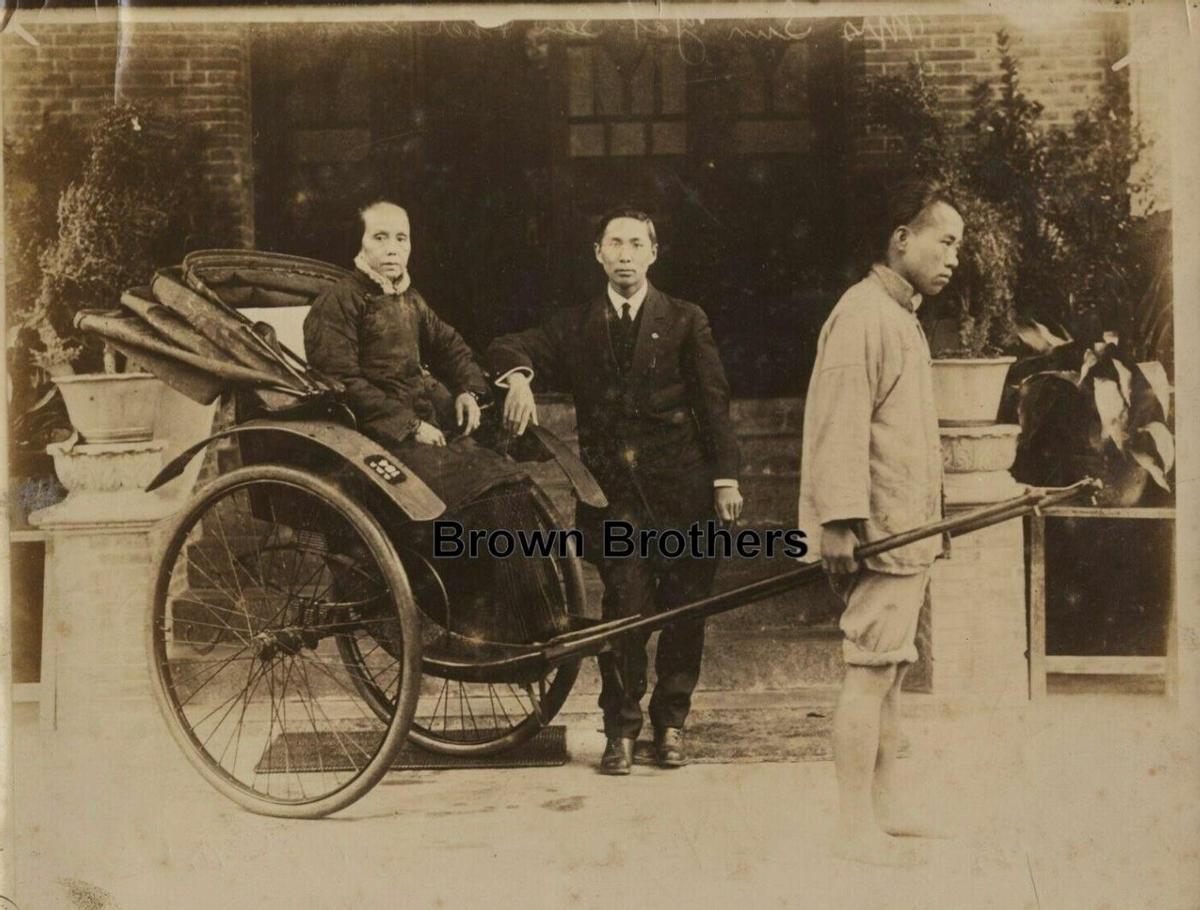 女子身着日本侵华军装露脸,日军女子拍照