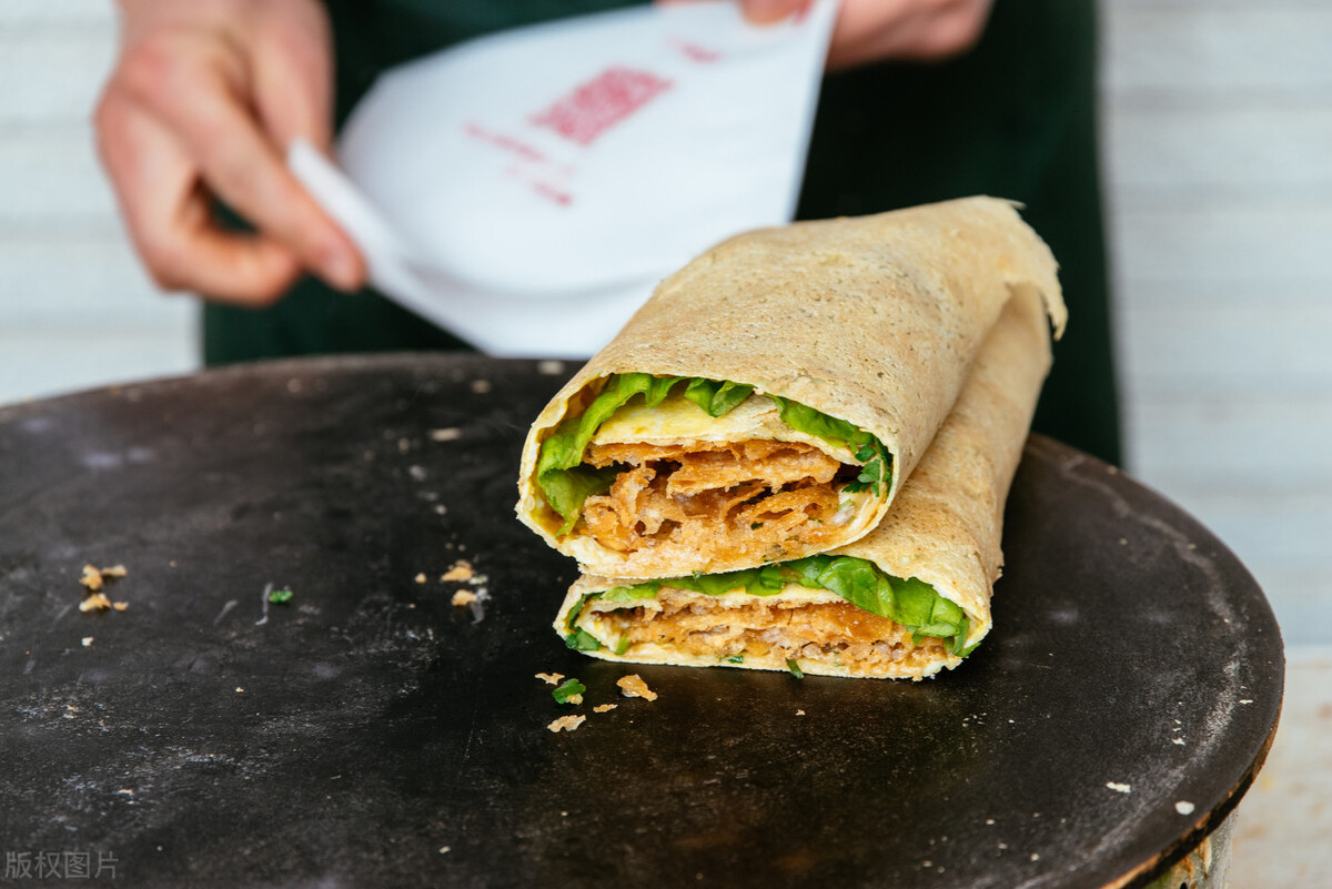 卖煎饼大妈一月挣3万元,大妈卖煎饼赚300万