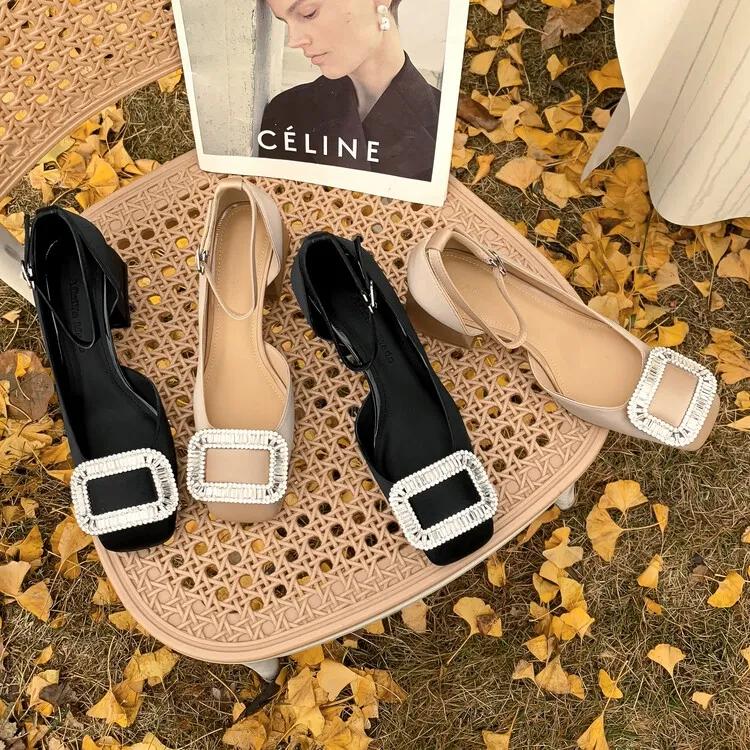 女孩子的天真无鞋在脚上