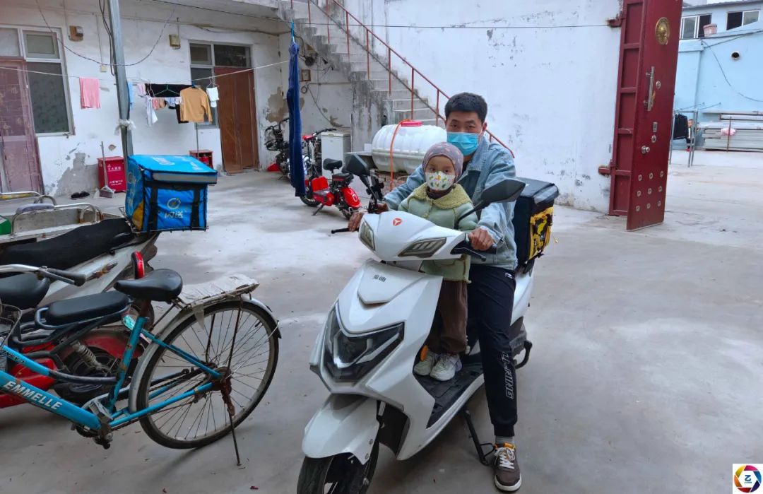 孩子得知爷爷去世崩溃哭泣,女孩得知姥爷去世后大哭