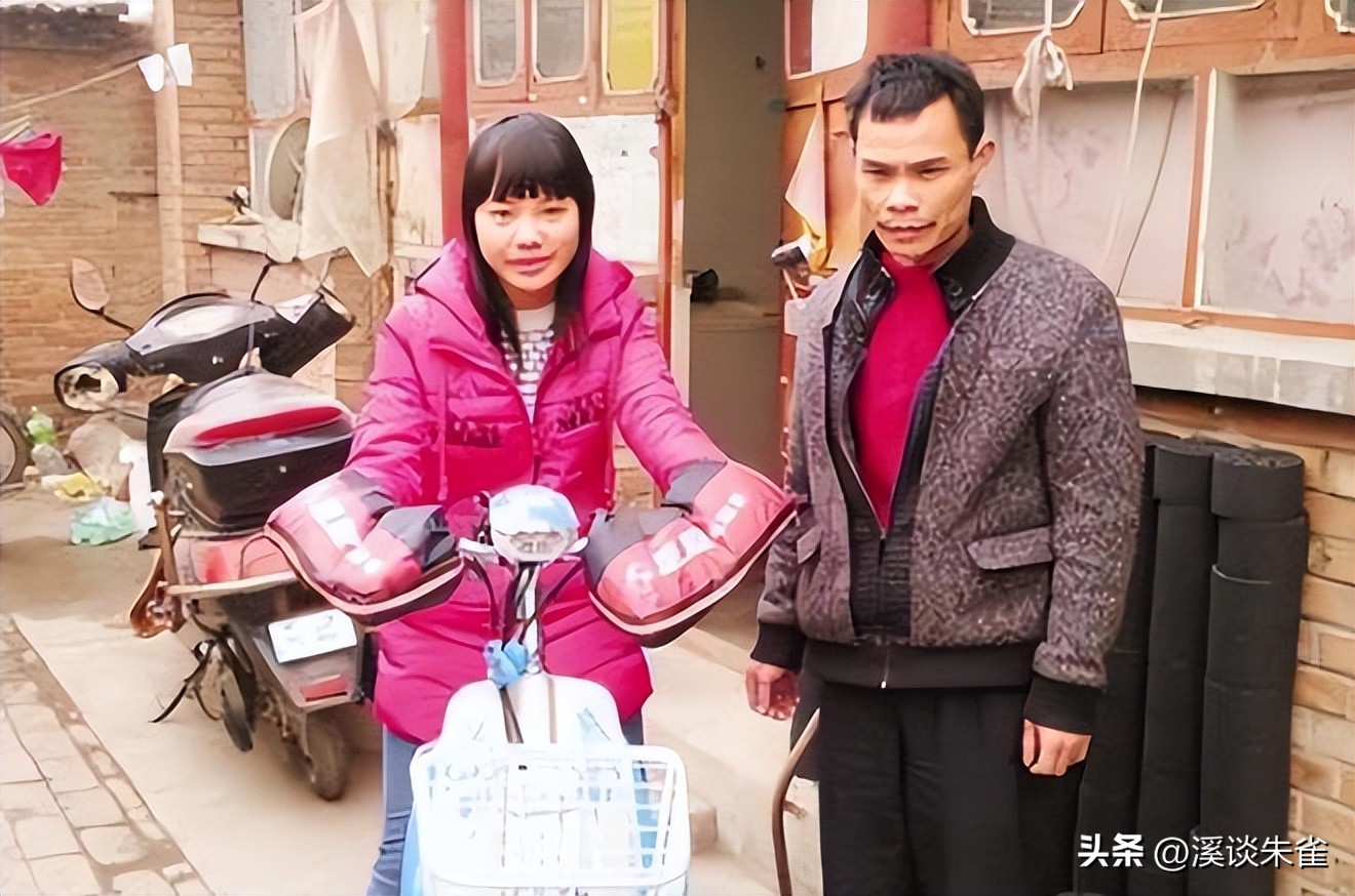 老人被撞肋骨断了十根,老人晨练被撞