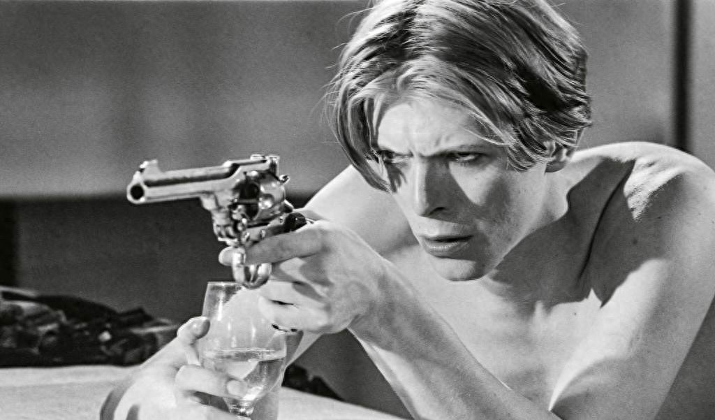 摇滚巨星大卫风流半生,43岁对黑人超模一见钟情,婚后宠妻如公主