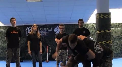 被人偷袭勒住脖子，怎样才能脱身？俄罗斯士兵有16字要诀可用