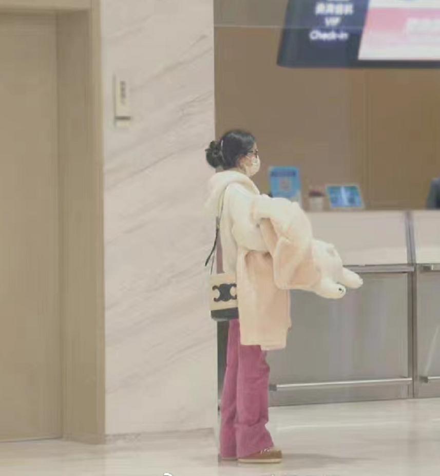 赵丽颖机场大衣,赵丽颖黑色带帽衣服