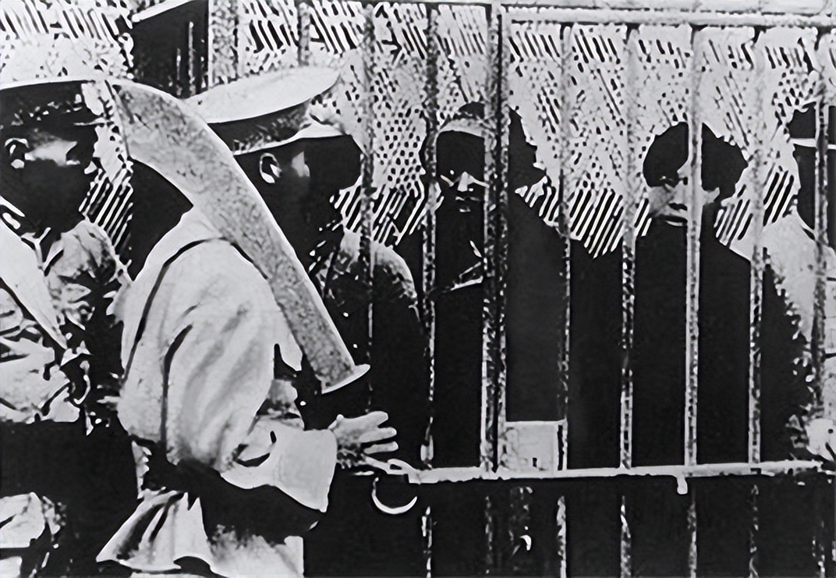 1990年，86岁的*小平邓**来到发妻墓前，对邓楠说：她比照片上更漂亮