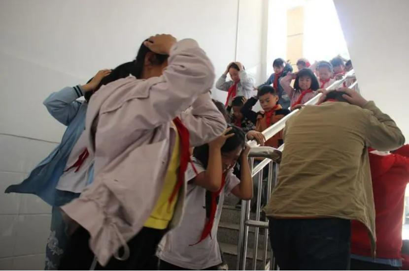 08地震被救孩子如今怎么样了,15岁汶川地震救7人男孩判刑