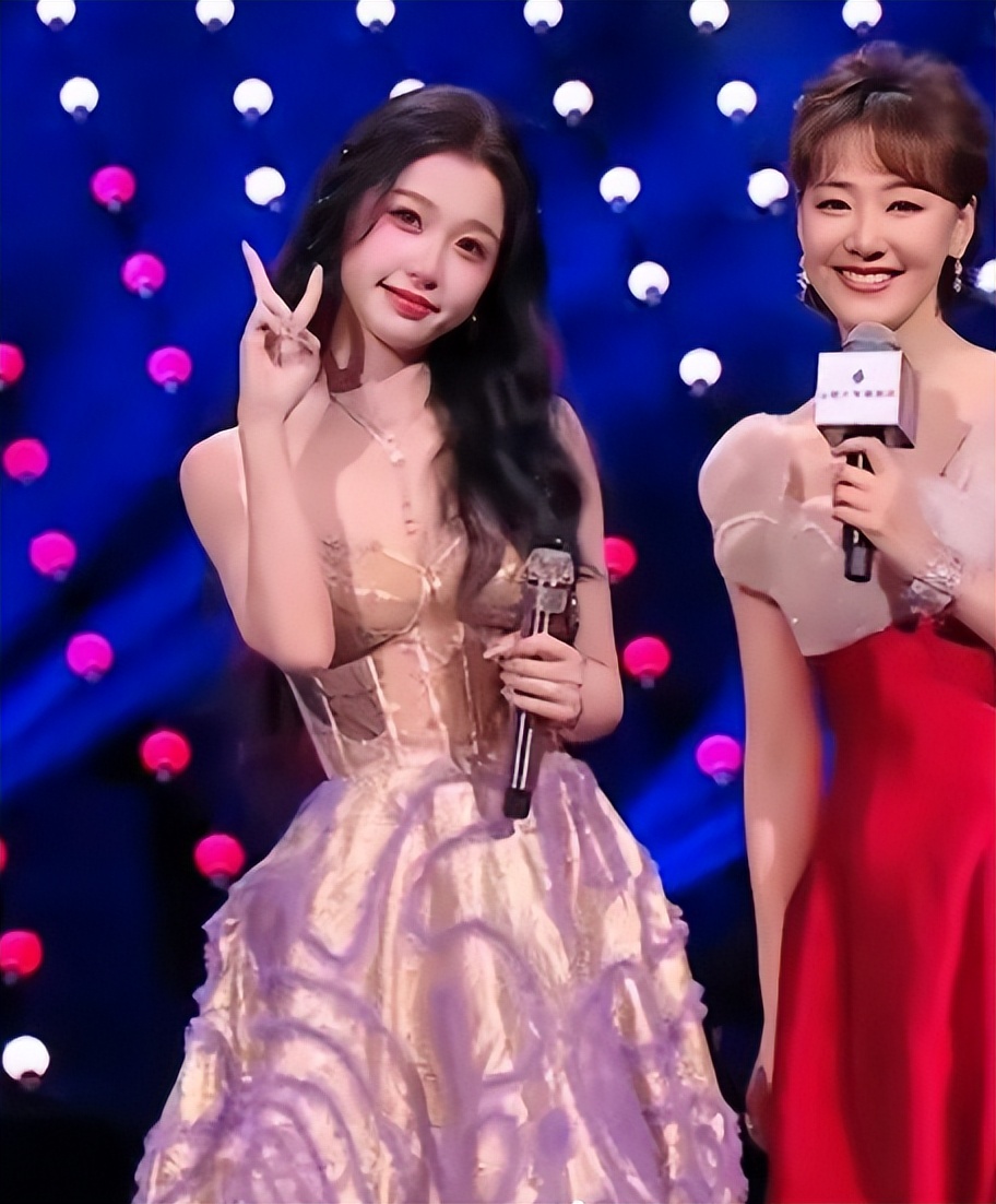 杨紫关晓彤跨年晚会造型,关晓彤2017年湖南跨年演唱会
