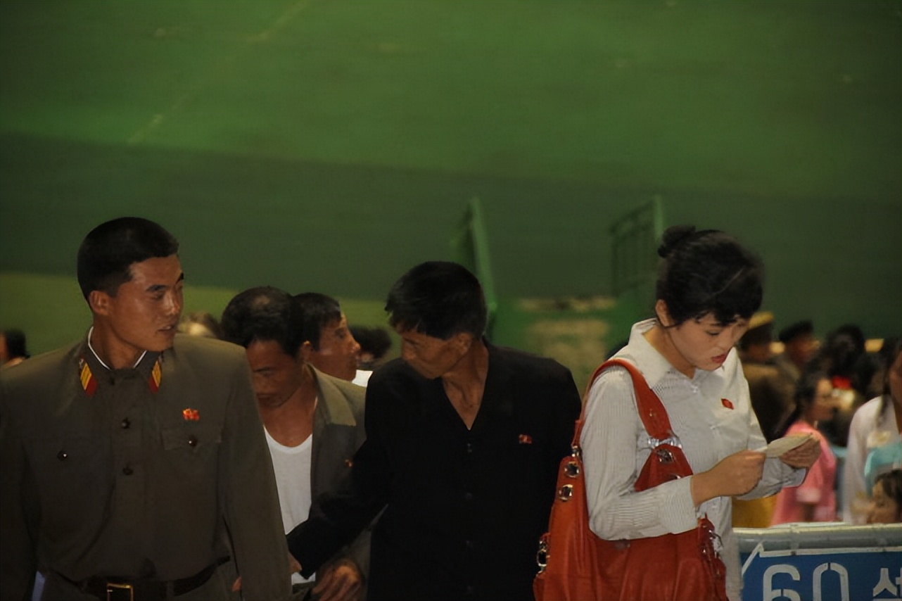 朝鲜姑娘长得很漂亮，喜欢买智能手机和名牌包？