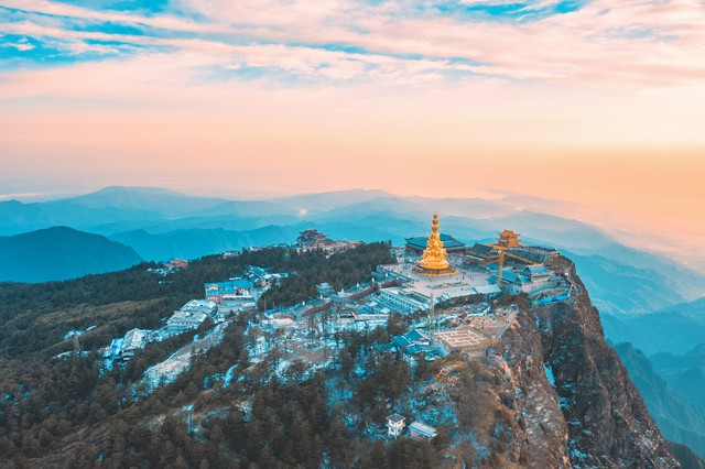 纵横200余千米的峨眉山，与“亚洲脊梁”的支脉邛崃山相连