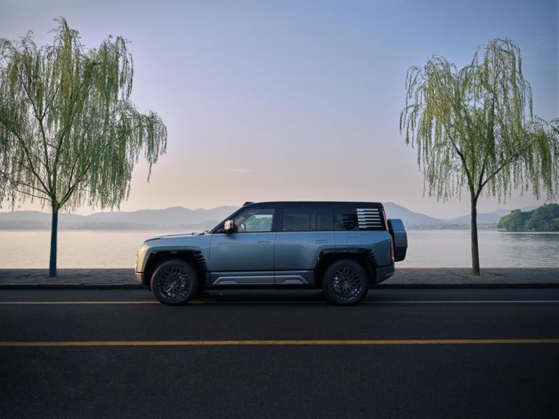 仰望u8龙石绿和萤石白怎么选,仰望u8哑光龙石