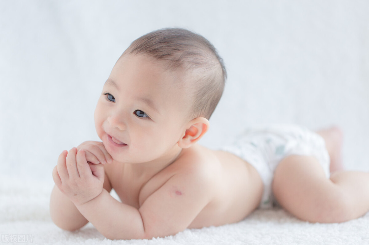 宝宝睡偏头了，需要矫正吗？