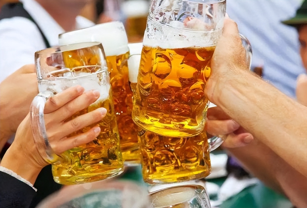 一瓶啤酒相当于多少白酒涨知识了,啤酒度数相当于白酒多少度