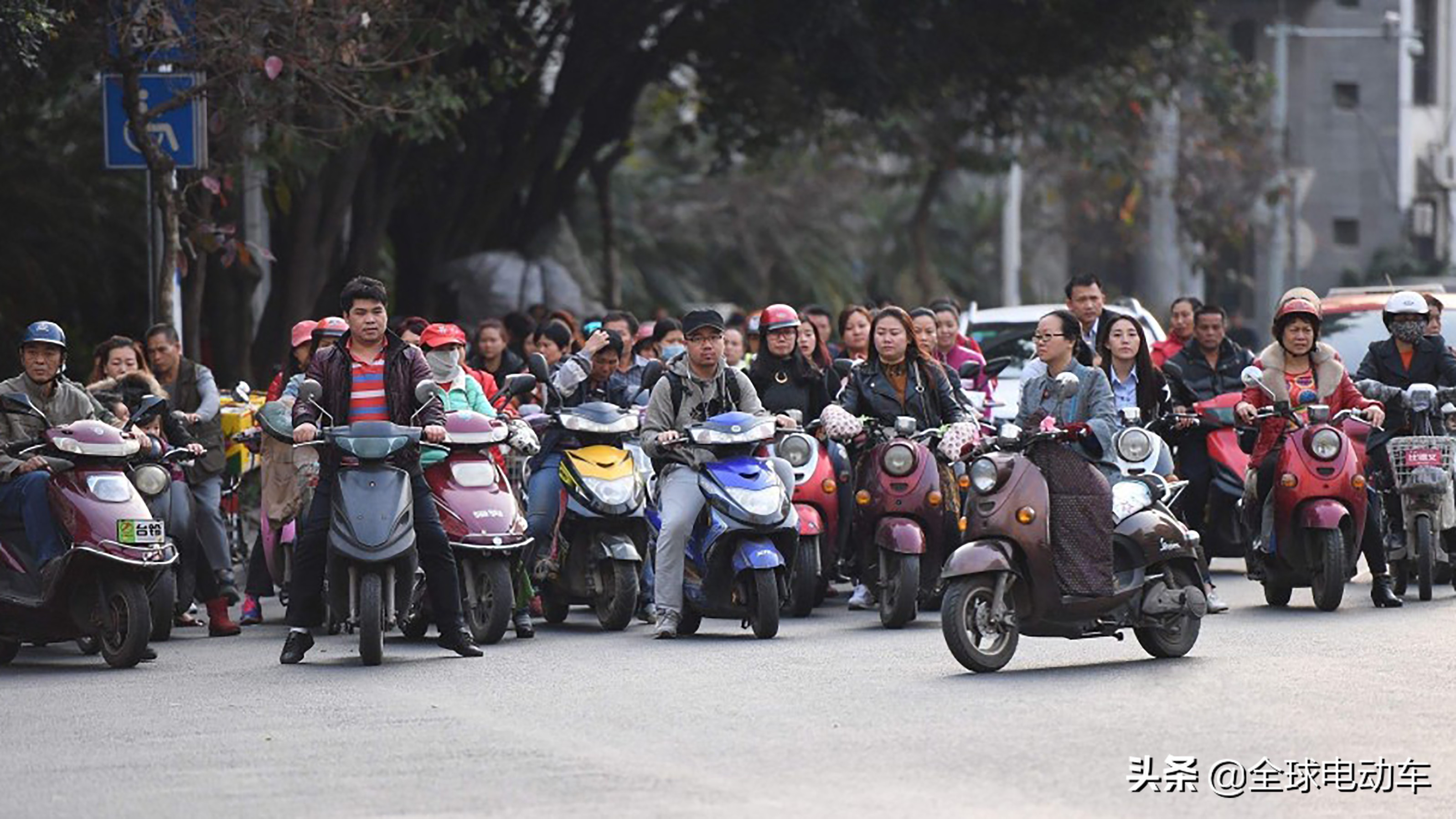 怎么判断电动车电瓶原装还是翻新,怎样区分电动车电瓶原装还是翻新