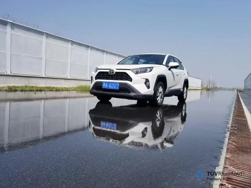 一个轮胎鼓包四个轮胎都要换吗,轮胎有鼓包需要更换轮胎吗