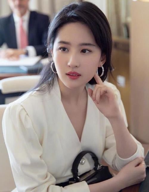 最有钱女明星刘亦菲,刘亦菲秀名贵翡翠大耳环