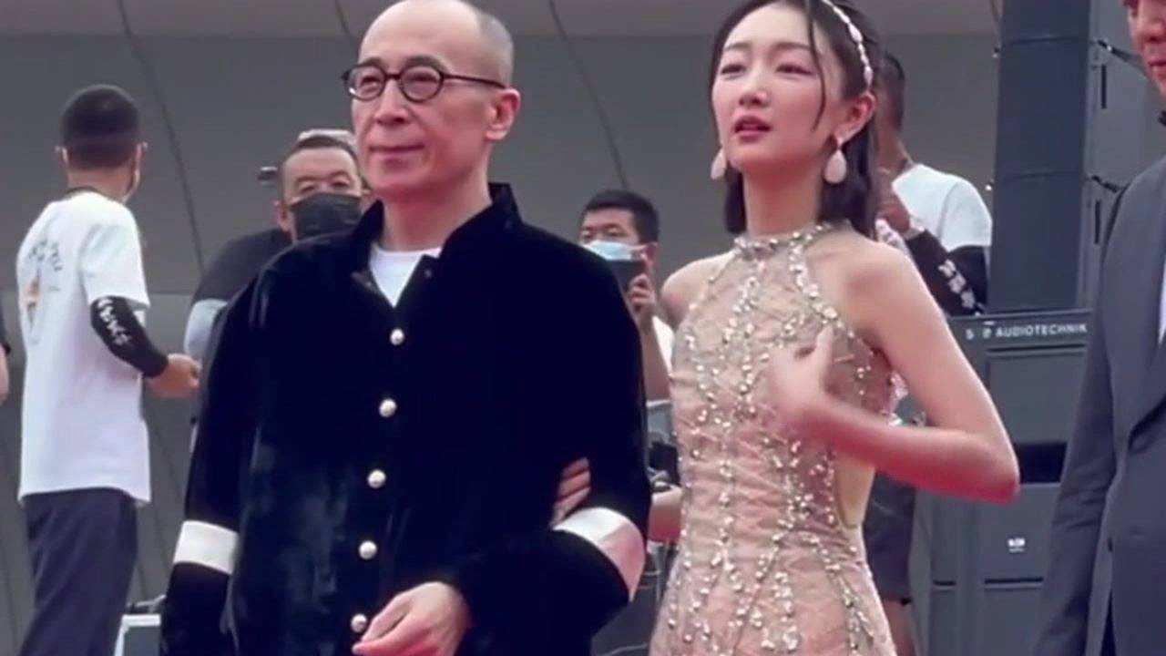 有一种“尴尬”,叫周冬雨玩性感