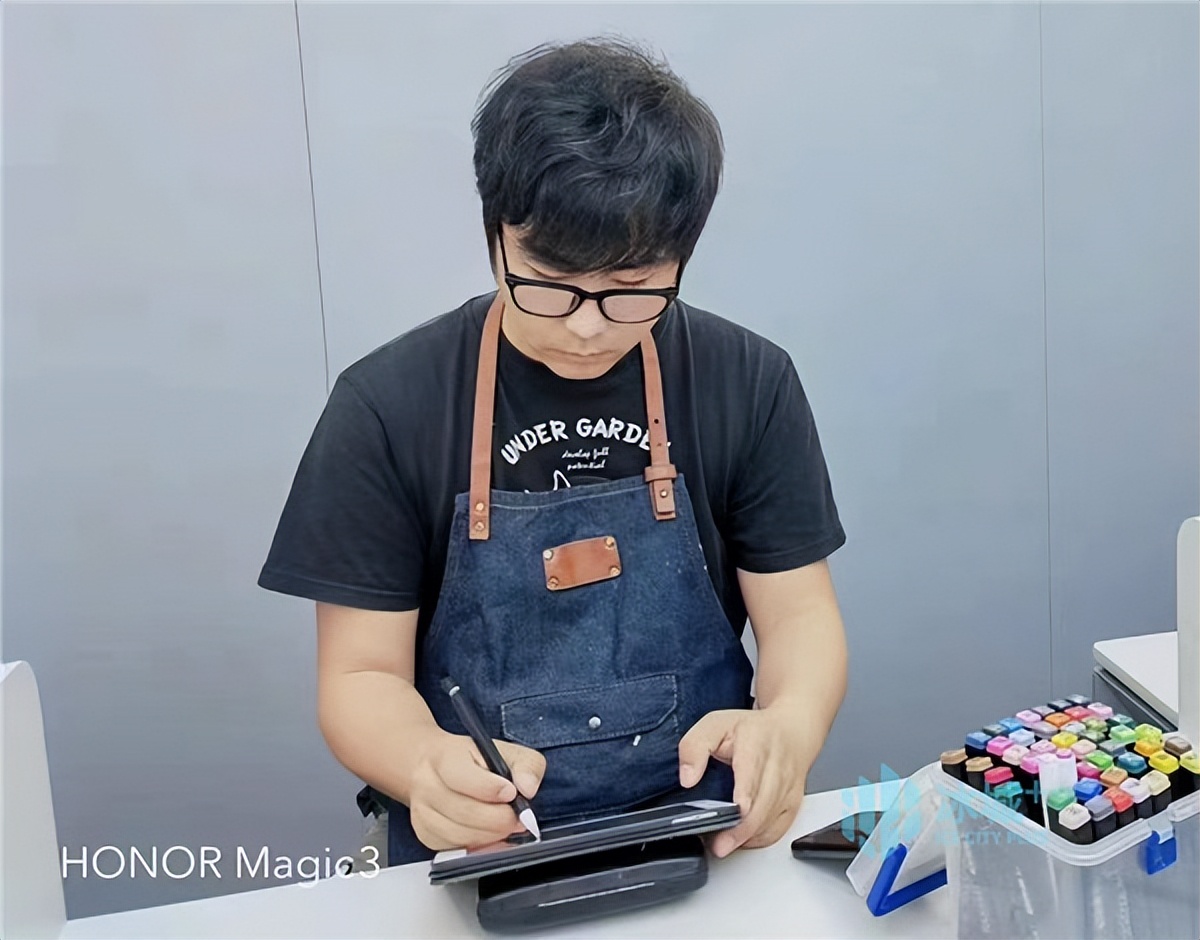 冰城“90后”手绘师线上摆摊，画“头像”月赚千元