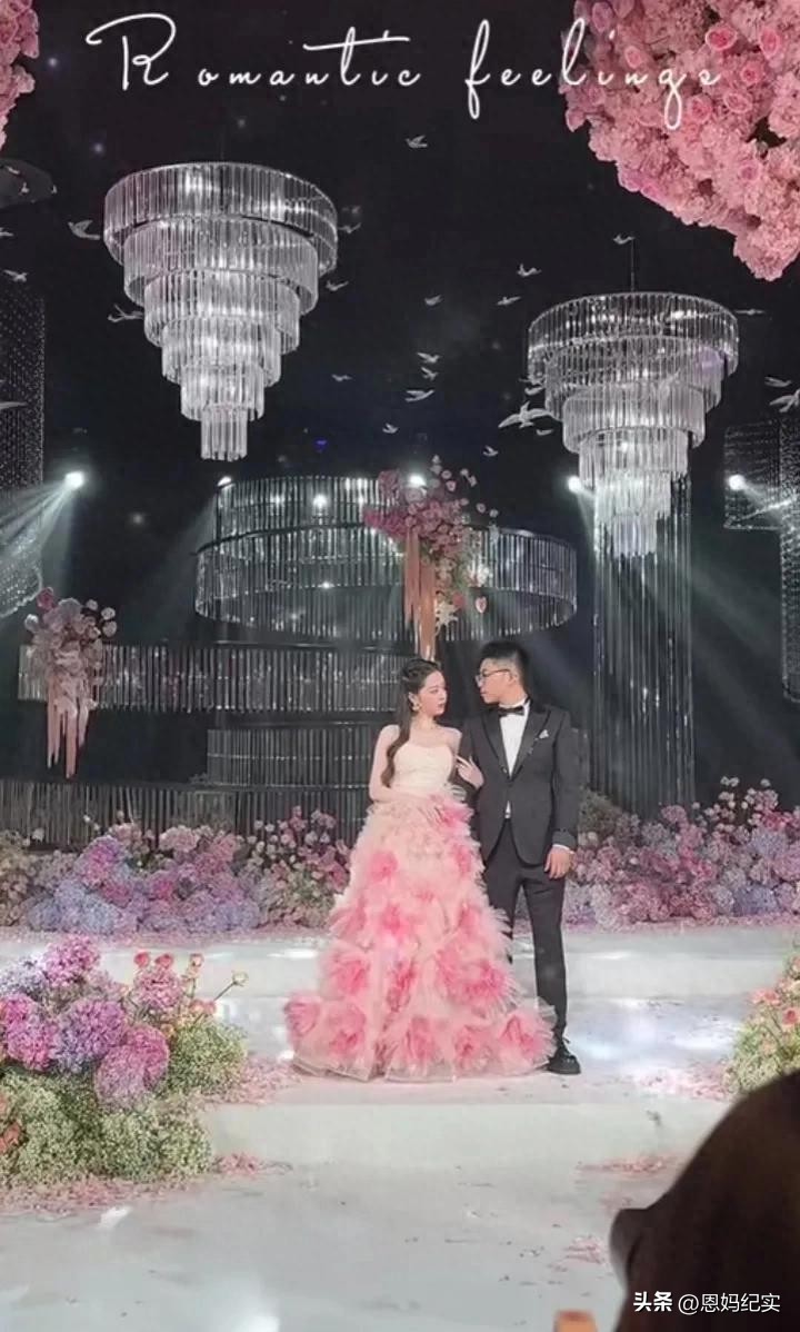 伊尔康二儿子订婚现场:新娘肚子胀得像怀孕了,婆婆盖过新娘