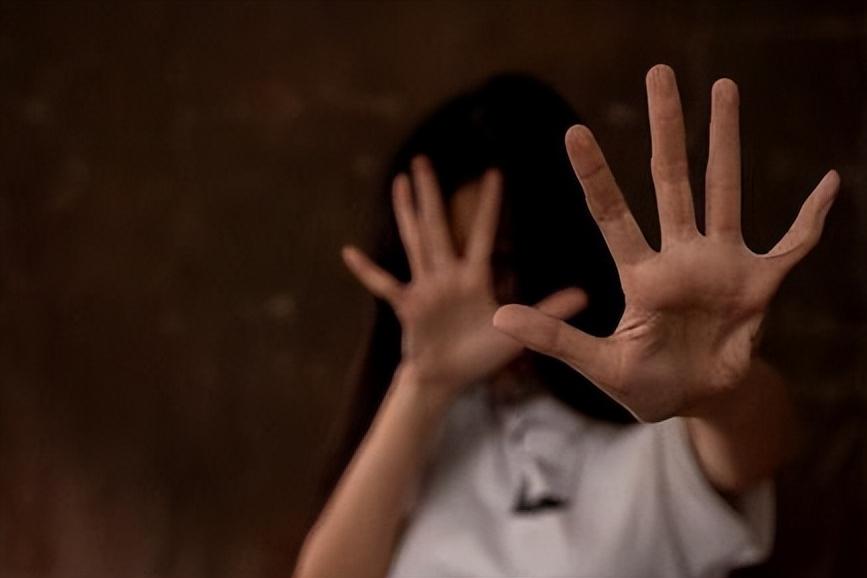 12岁男孩夜袭21岁女大学生,实施性侵!警察:不具备刑事年龄