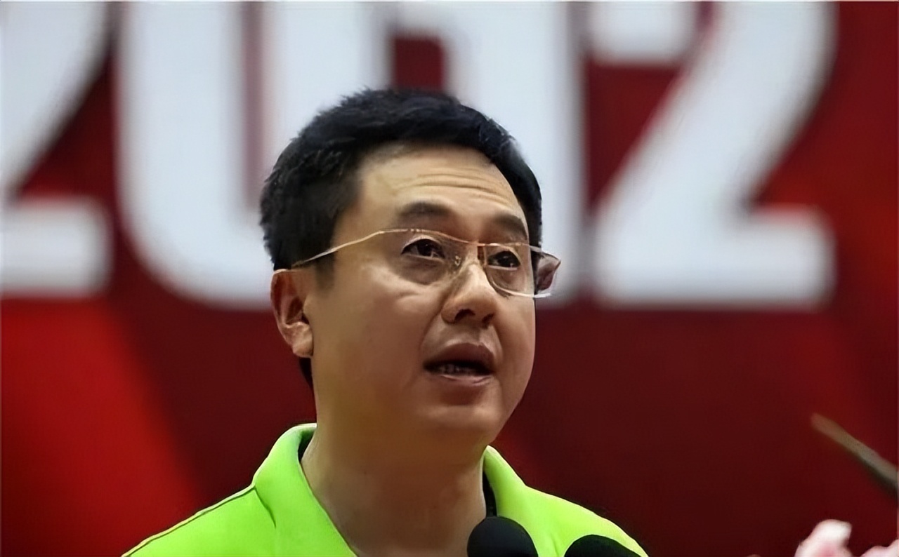 女乒教练施之皓，开除世界冠军郭跃引争议，娶小22岁弟子重回上海