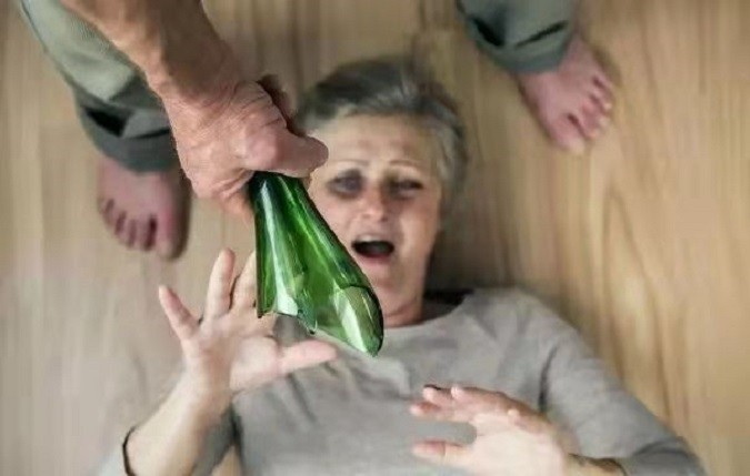 父亲家暴儿子杀害父亲后续,爸爸重男轻女家暴女儿的视频