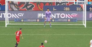 2-1逆转!中超第一拒绝爆冷:巴西巨星救主,武磊空门不进