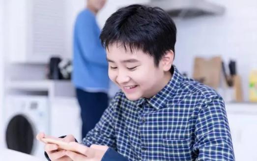 一个9岁女孩玩游戏被骗6000元,8岁女孩玩游戏被骗1万多