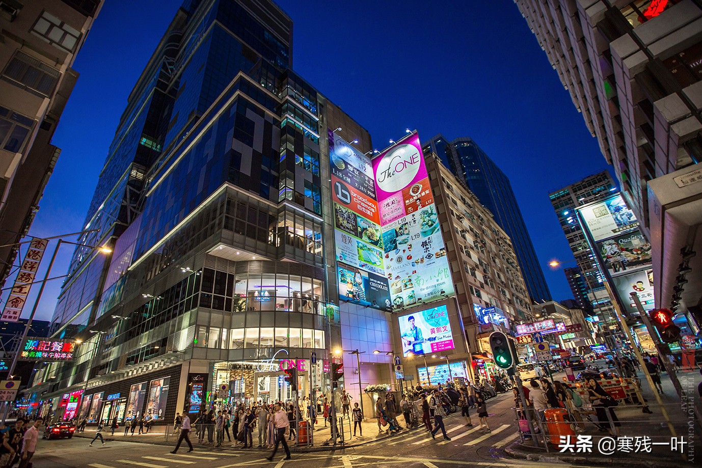 在香港，用上百年旧布料做的衣服，像垃圾堆捡的却卖着3000元高价