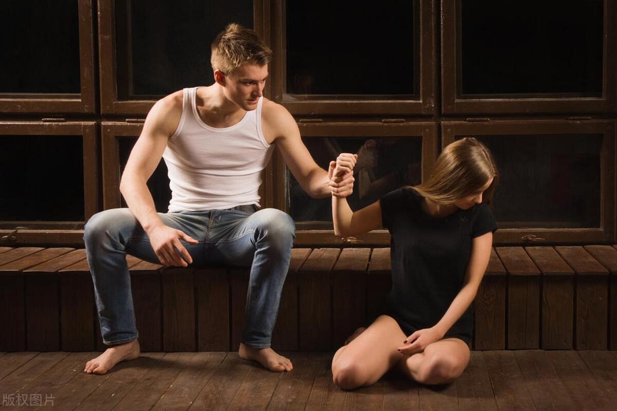 男子给女友涂痔疮药时，*拍偷**裸照，女友被要挟，签下“*奴性**协议”