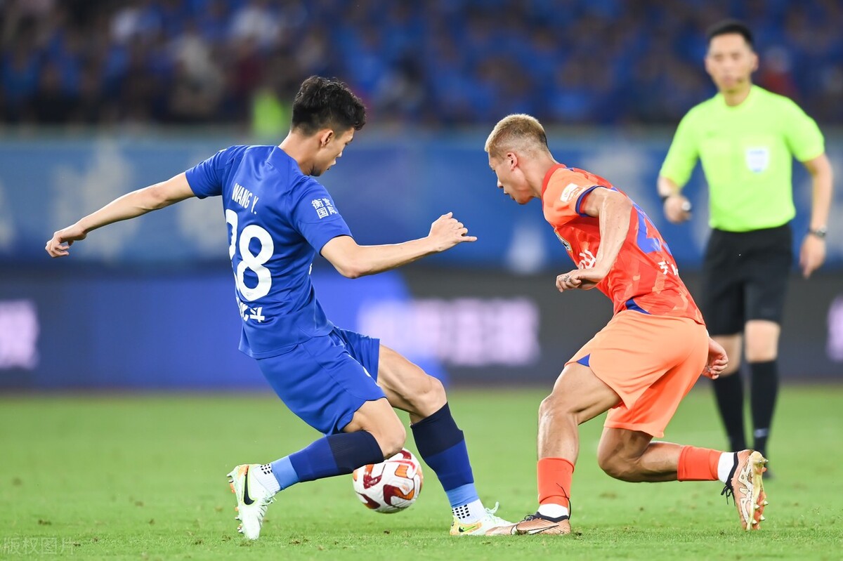 中超：武汉三镇1-1山东泰山，埃德米尔森破门克雷桑扳平。