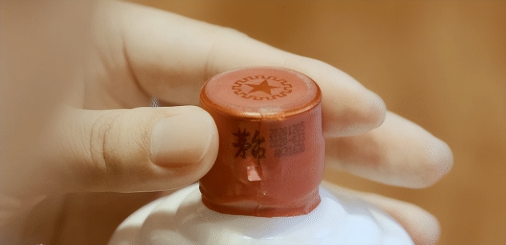 茅台酒黑色封膜都是假的吗,整箱茅台酒如何从胶带上识别真假