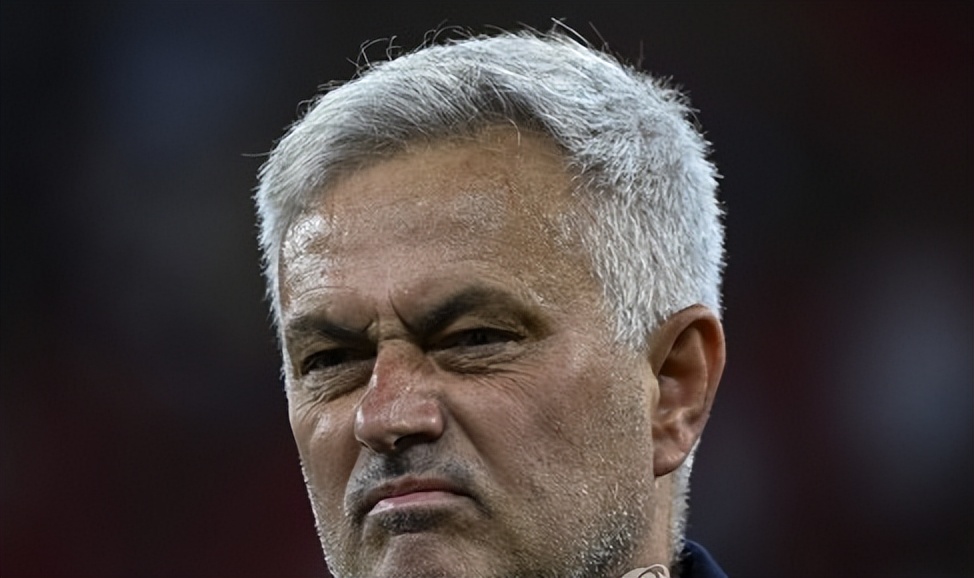 穆里尼奥丢冠后怒喷裁判后续,穆里尼奥被裁判罚下场名场面