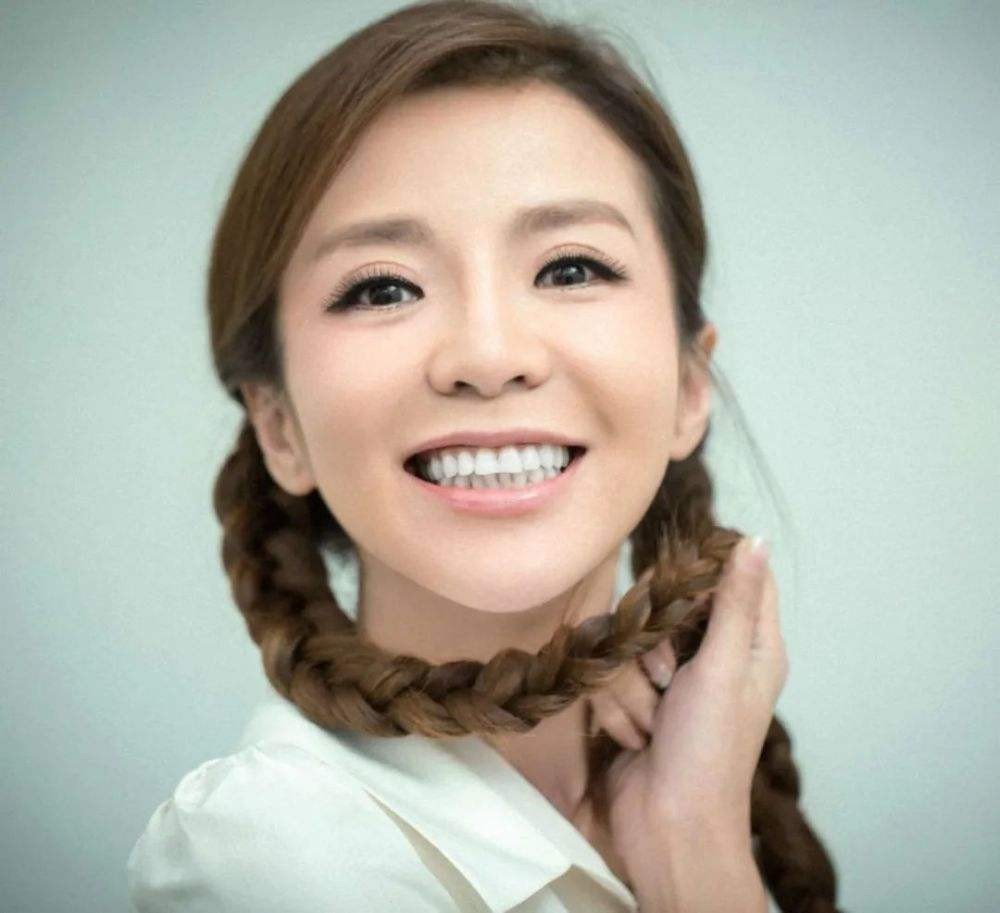 央视主持朱迅：17岁患癌，34岁患重疾，不惧谣言自称要活到90岁