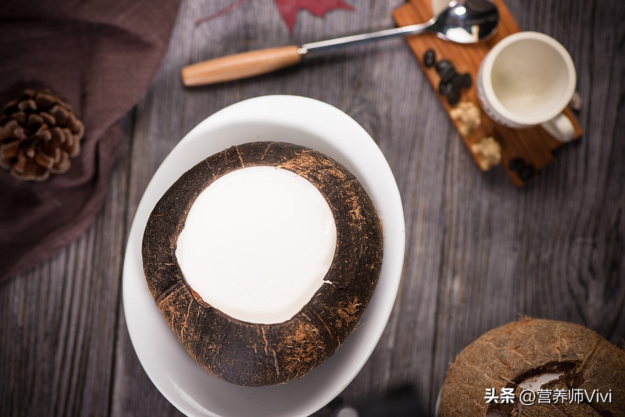 喝了变质的椰子水立马去医院,喝椰子进急诊原视频