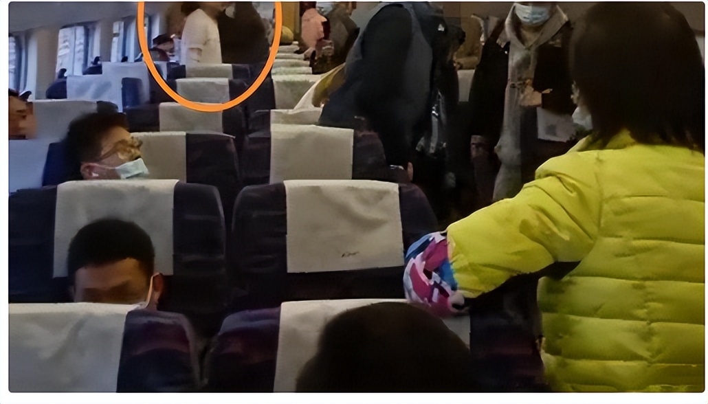 年轻女子高铁上当众劈叉,高铁劈叉女