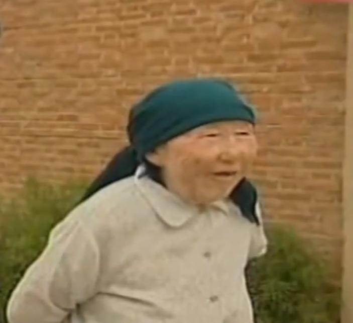 故事:江苏70岁老人头疼欲裂,检查时发现颅内有*弹子**,吓坏在场医生