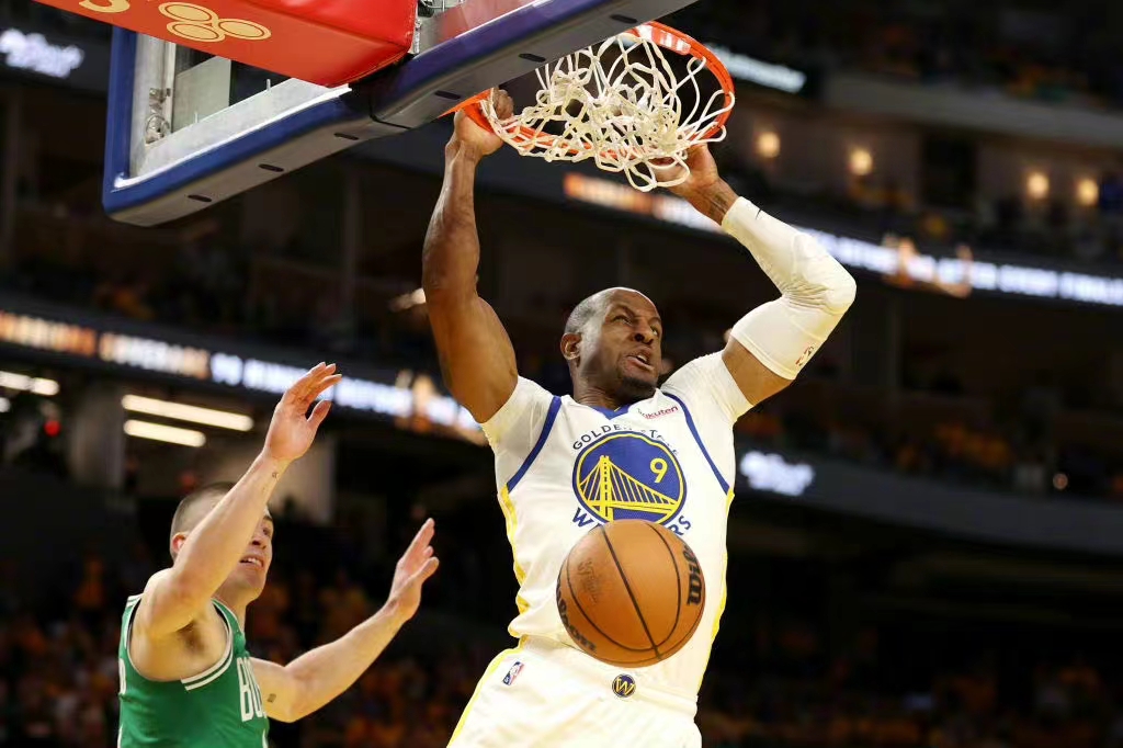 维金斯三分杜兰特,维金斯面对杜兰特压哨三分